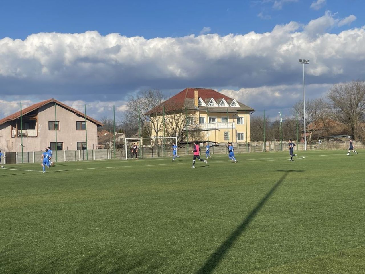 Ca la noi, la nimenea! Un meci de fotbal, arbitrat chiar de jucătorii gazdelor. „Centralul” avea treabă la 15:00 și a plecat_7