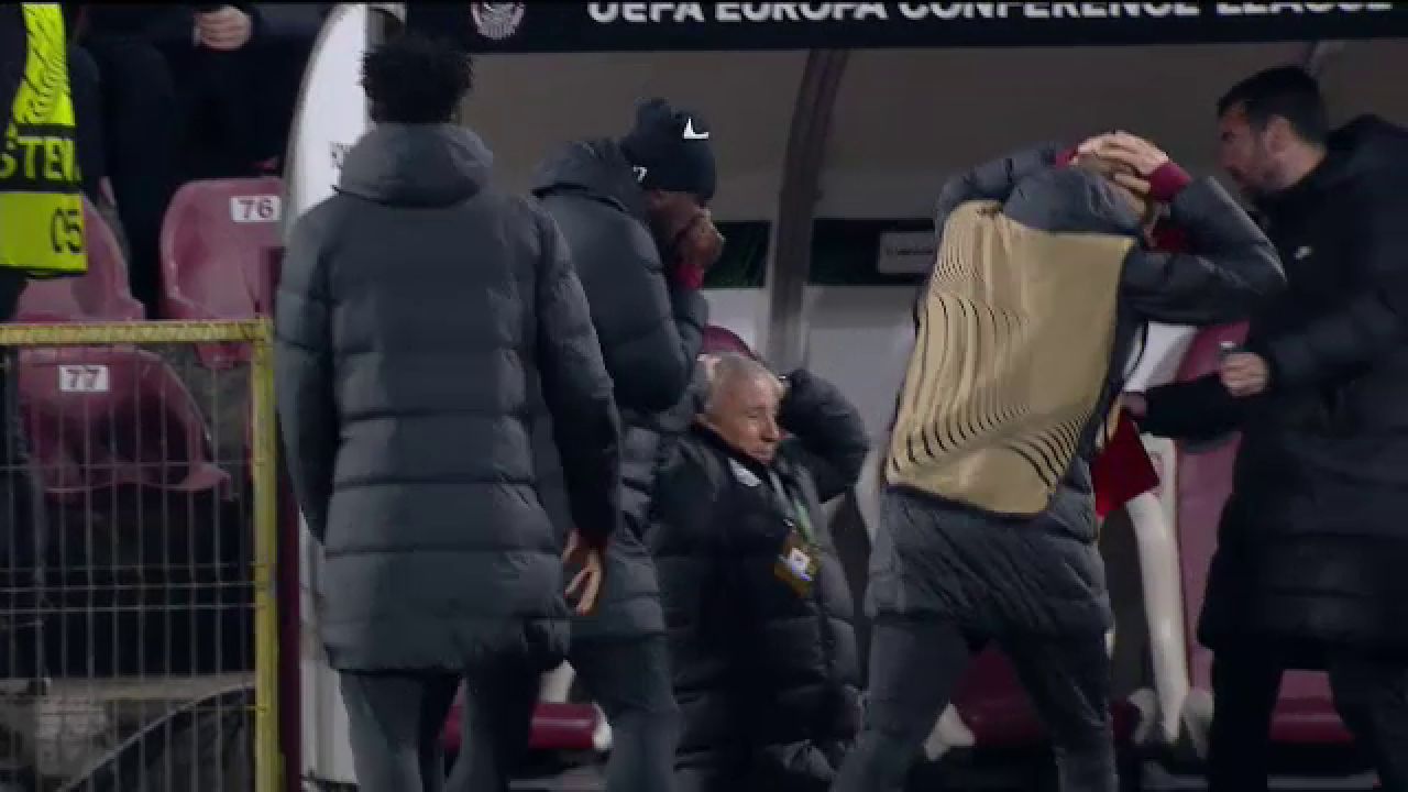 Dan Petrescu, în genunchi! Antrenorul lui CFR Cluj, exasperat după ratarea lui Krasniqi_7
