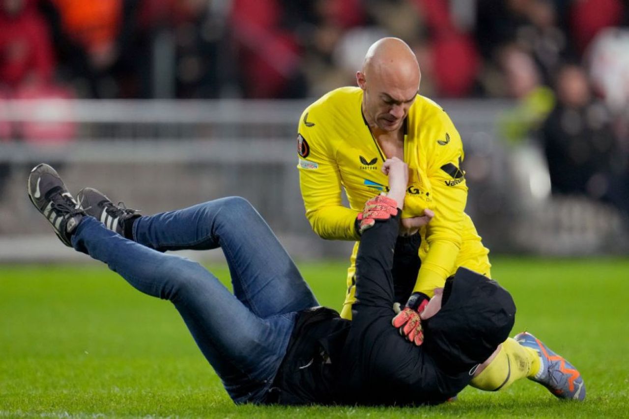 Ce a declarat Marko Dmitrovic, portarul atacat în timpul meciului de un suporter al lui PSV, după incidentul violent _1