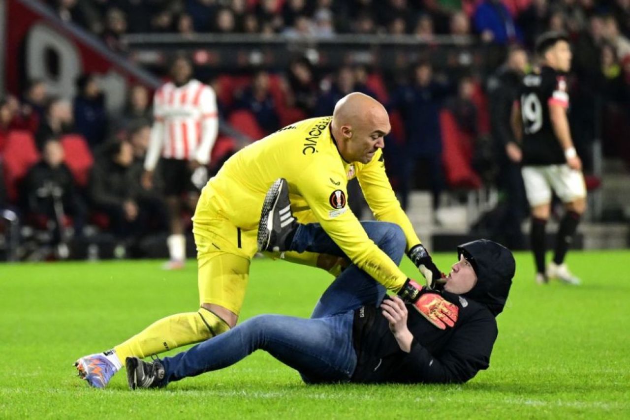 Ce a declarat Marko Dmitrovic, portarul atacat în timpul meciului de un suporter al lui PSV, după incidentul violent _2