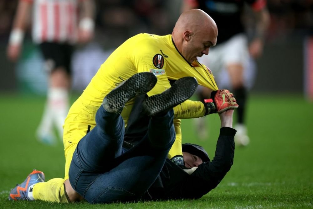 Ce a declarat Marko Dmitrovic, portarul atacat în timpul meciului de un suporter al lui PSV, după incidentul violent _4
