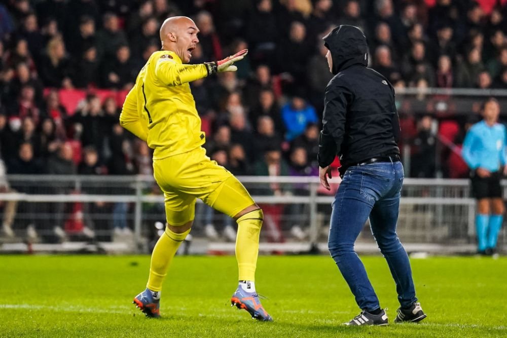 Ce a declarat Marko Dmitrovic, portarul atacat în timpul meciului de un suporter al lui PSV, după incidentul violent _7