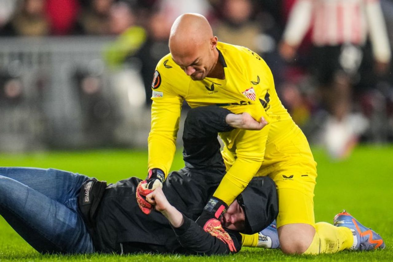 Ce a declarat Marko Dmitrovic, portarul atacat în timpul meciului de un suporter al lui PSV, după incidentul violent _8