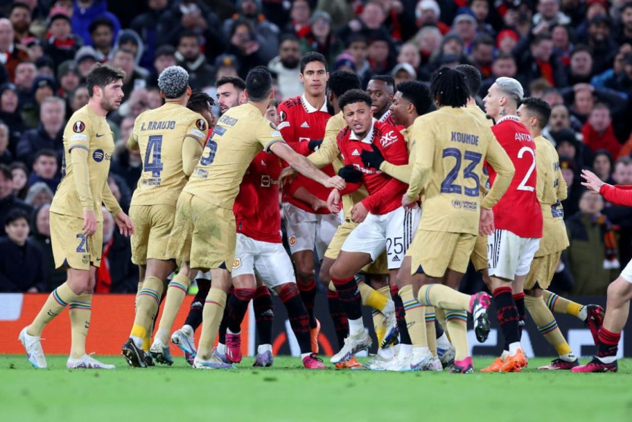 A învățat din greșeli :)! Cum a fost surprins Casemiro în timp ce jucătorii de la FC Barcelona și Manchester United se îmbrânceau pe teren_3
