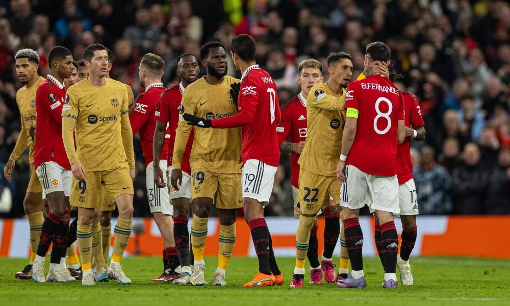 A învățat din greșeli :)! Cum a fost surprins Casemiro în timp ce jucătorii de la FC Barcelona și Manchester United se îmbrânceau pe teren_4