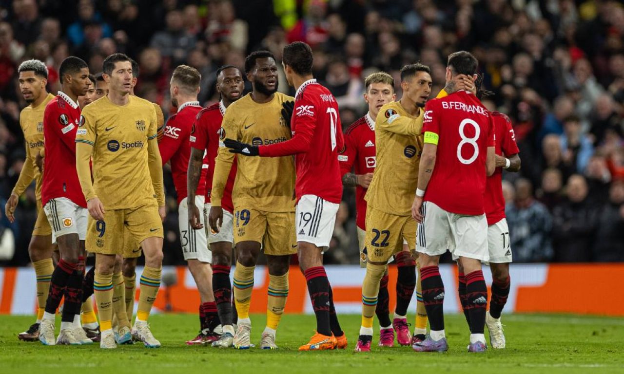 A învățat din greșeli :)! Cum a fost surprins Casemiro în timp ce jucătorii de la FC Barcelona și Manchester United se îmbrânceau pe teren_4