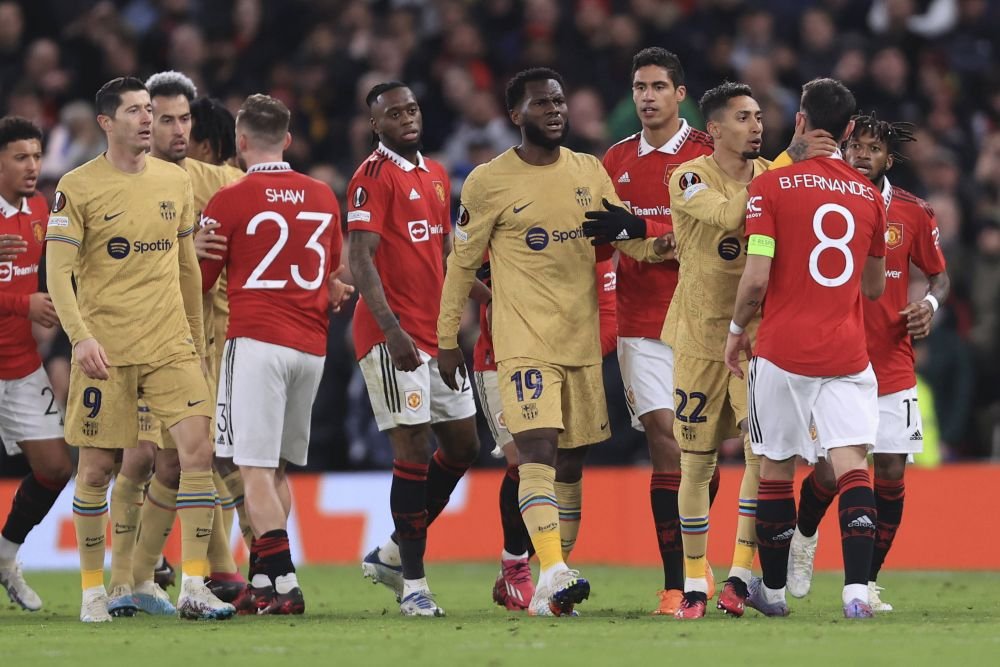 A învățat din greșeli :)! Cum a fost surprins Casemiro în timp ce jucătorii de la FC Barcelona și Manchester United se îmbrânceau pe teren_5