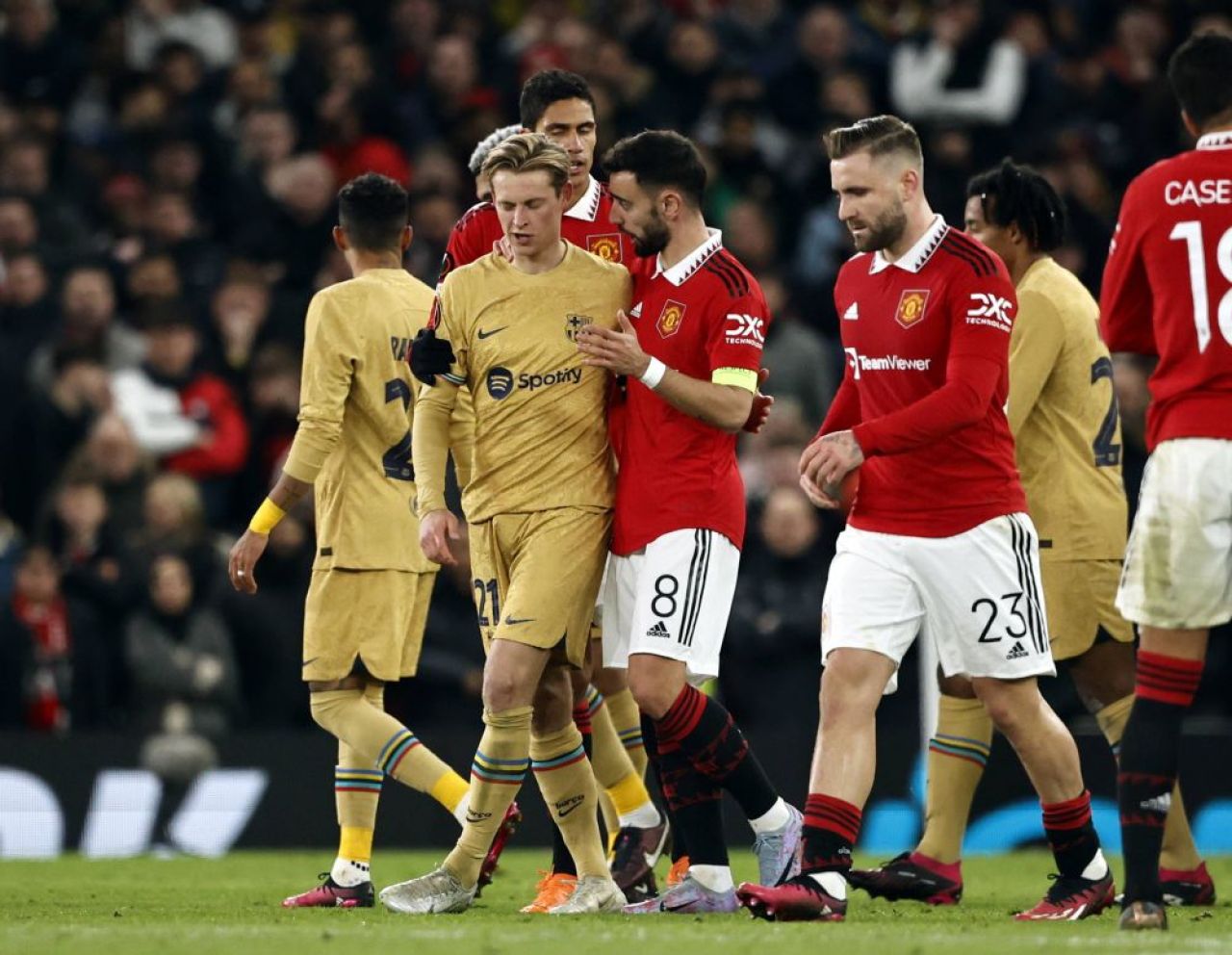 A învățat din greșeli :)! Cum a fost surprins Casemiro în timp ce jucătorii de la FC Barcelona și Manchester United se îmbrânceau pe teren_6