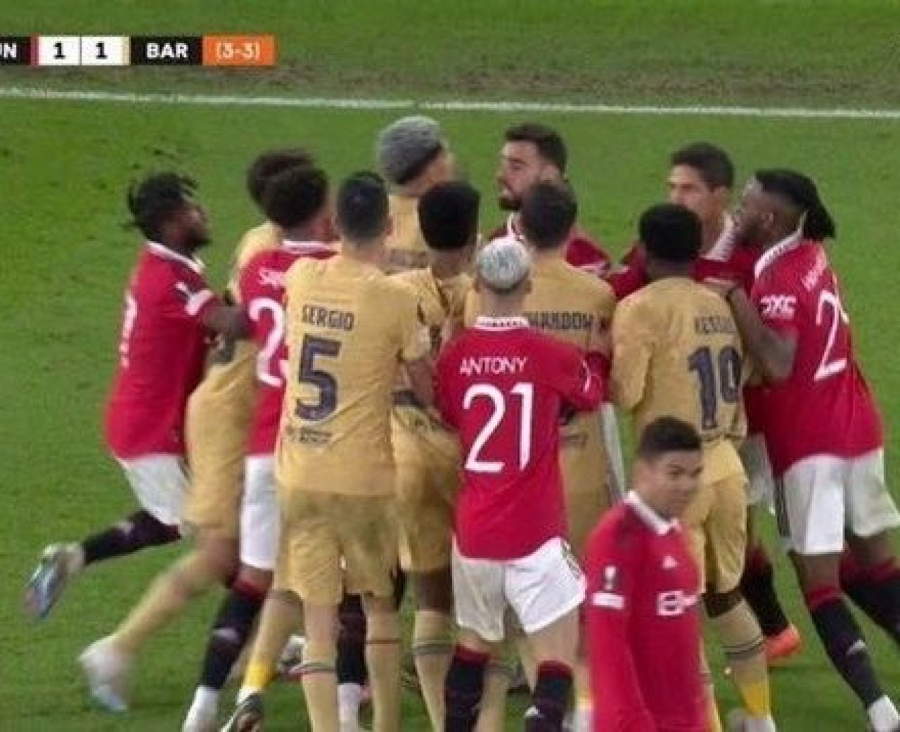 A învățat din greșeli :)! Cum a fost surprins Casemiro în timp ce jucătorii de la FC Barcelona și Manchester United se îmbrânceau pe teren_8