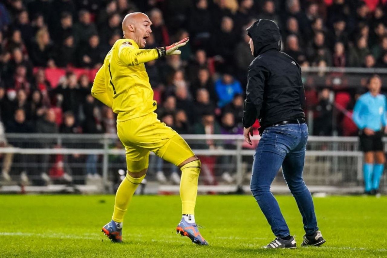 Anchetă deschisă de UEFA după ce portarul lui Sevilla a fost atacat pe teren, la Eindhoven_1
