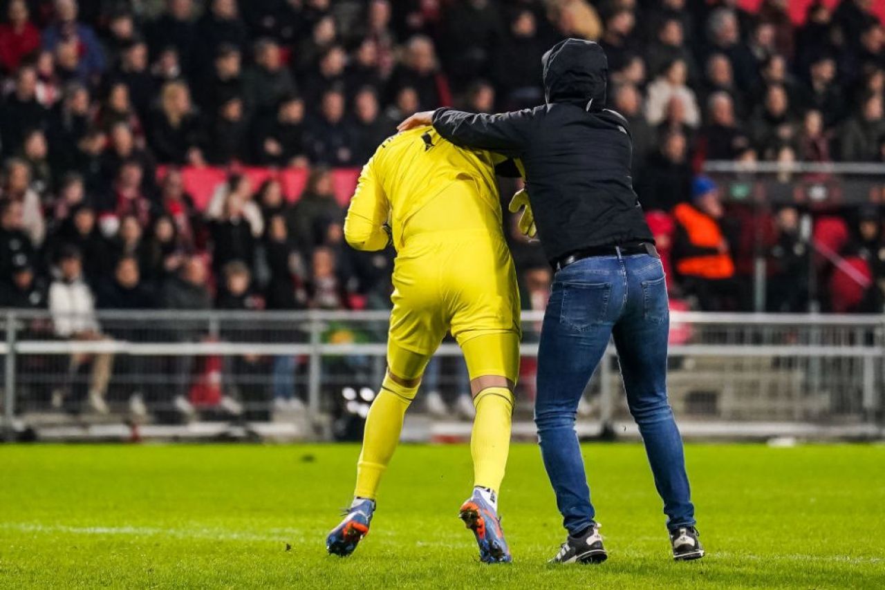 Anchetă deschisă de UEFA după ce portarul lui Sevilla a fost atacat pe teren, la Eindhoven_2