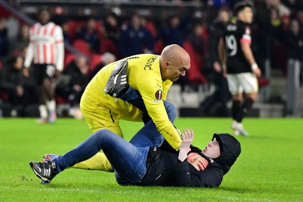 Anchetă deschisă de UEFA după ce portarul lui Sevilla a fost atacat pe teren, la Eindhoven_3