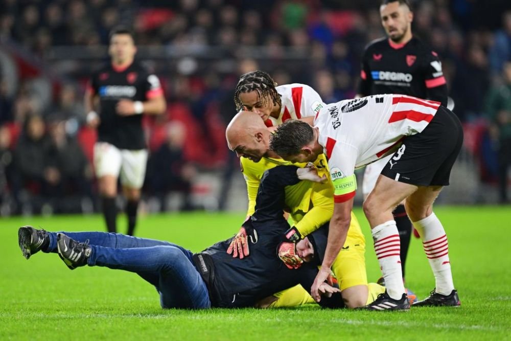 Anchetă deschisă de UEFA după ce portarul lui Sevilla a fost atacat pe teren, la Eindhoven_4