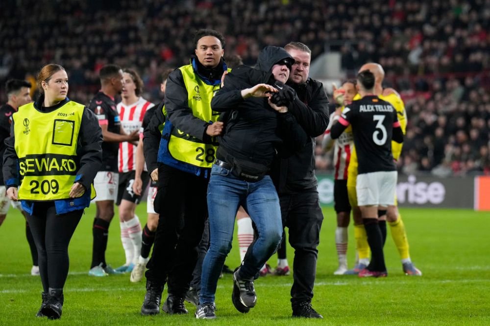 Anchetă deschisă de UEFA după ce portarul lui Sevilla a fost atacat pe teren, la Eindhoven_5