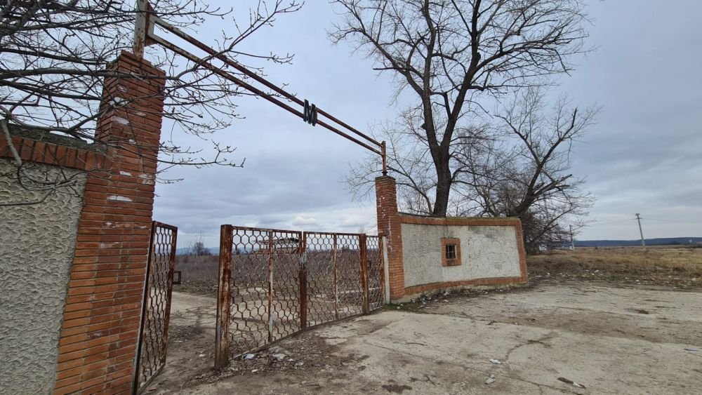 Ca la noi, la nimeni! În România, trei bărbați au furat acoperișul stadionului _2