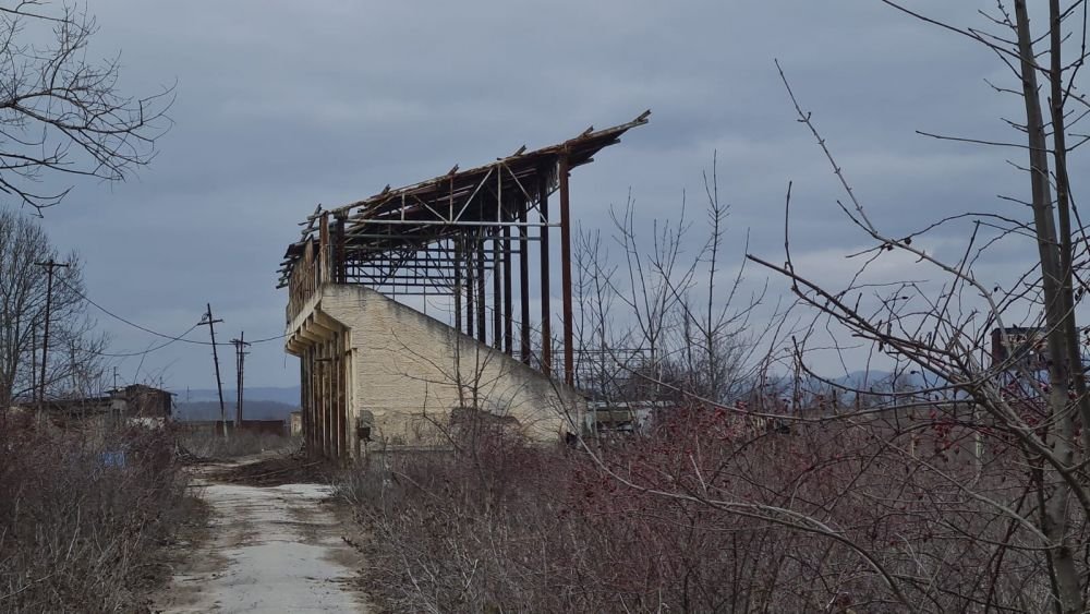 Ca la noi, la nimeni! În România, trei bărbați au furat acoperișul stadionului _3