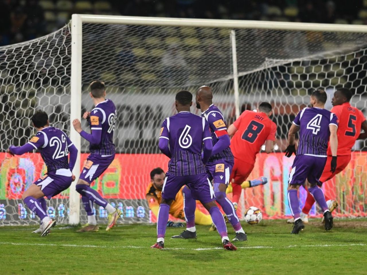 Gafă incredibilă a lui Straton! A luat gol dintr-o poziție imposibilă. Șut pune capăt hegemoniei lui Malcom Edjouma la FCSB_1