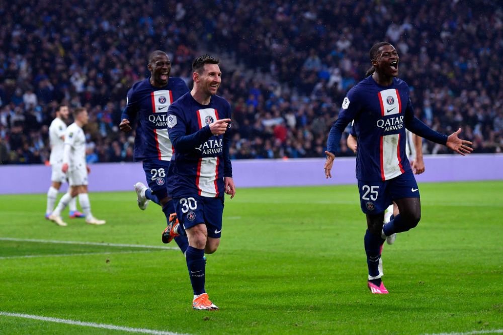 Apărați de stewarzi la celebrarea golurilor! Secvențe incredibile cu Lionel Messi și Kylian Mbappe în meciul cu Olympique Marseille_3