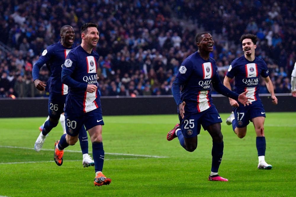 Apărați de stewarzi la celebrarea golurilor! Secvențe incredibile cu Lionel Messi și Kylian Mbappe în meciul cu Olympique Marseille_4