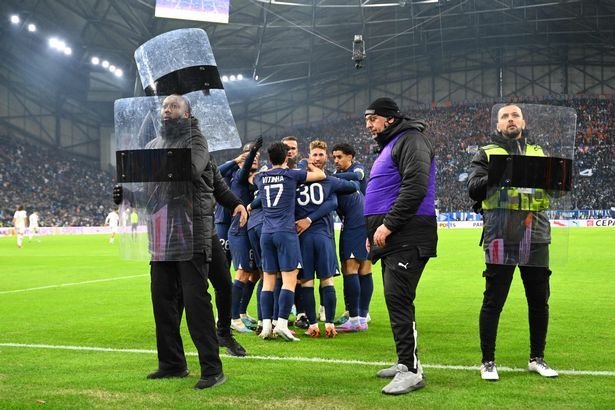 Apărați de stewarzi la celebrarea golurilor! Secvențe incredibile cu Lionel Messi și Kylian Mbappe în meciul cu Olympique Marseille_5