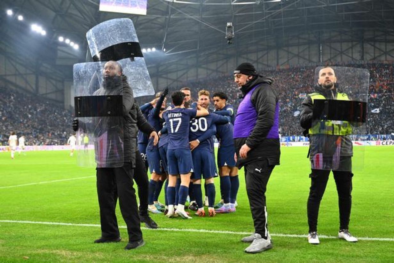 Apărați de stewarzi la celebrarea golurilor! Secvențe incredibile cu Lionel Messi și Kylian Mbappe în meciul cu Olympique Marseille_5