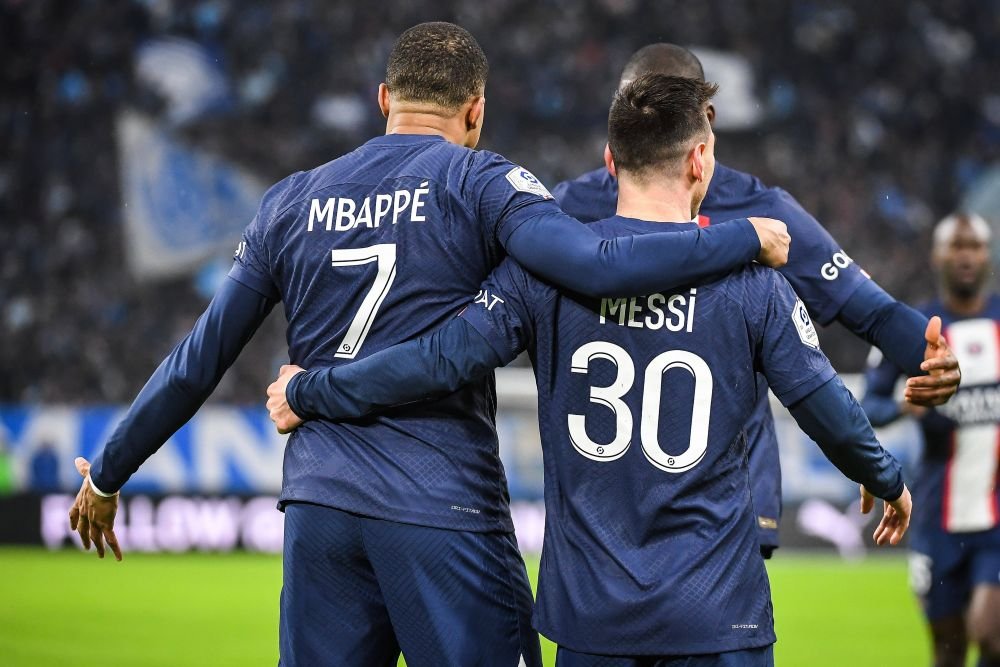 Apărați de stewarzi la celebrarea golurilor! Secvențe incredibile cu Lionel Messi și Kylian Mbappe în meciul cu Olympique Marseille_6