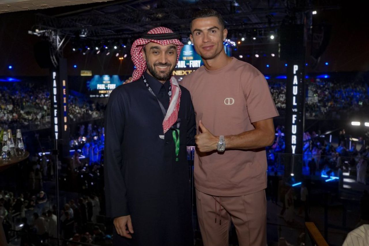 Cristiano Ronaldo, ironizat după ce a fost fotografiat la o gală de box: