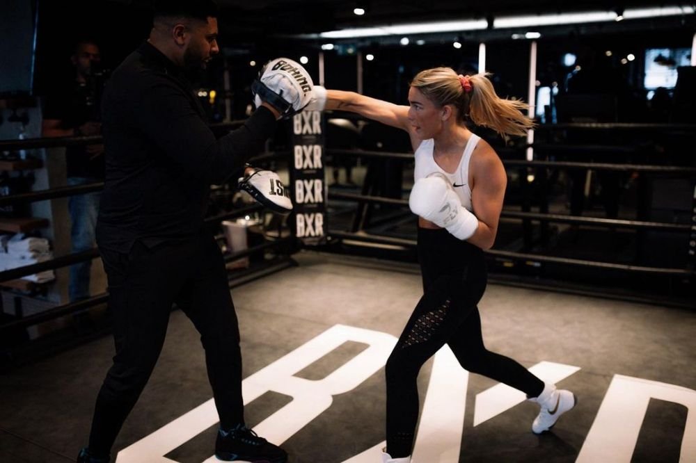 Sexy pe OnlyFans, bestie în ring! Câștigă o avere din online, dar a debutat box la gala lui Mayweather _16