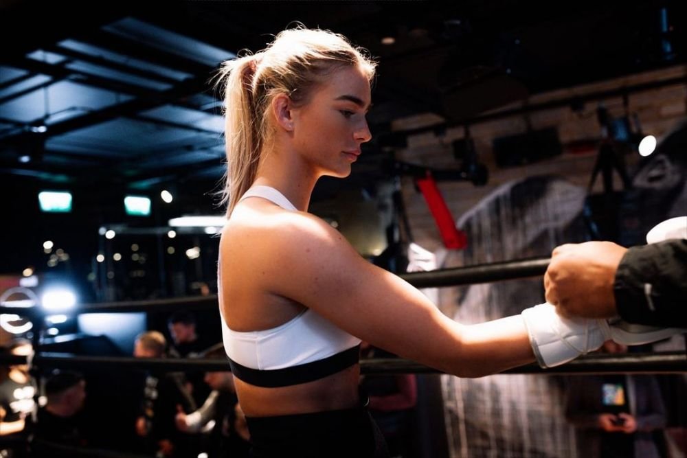 Sexy pe OnlyFans, bestie în ring! Câștigă o avere din online, dar a debutat box la gala lui Mayweather _25
