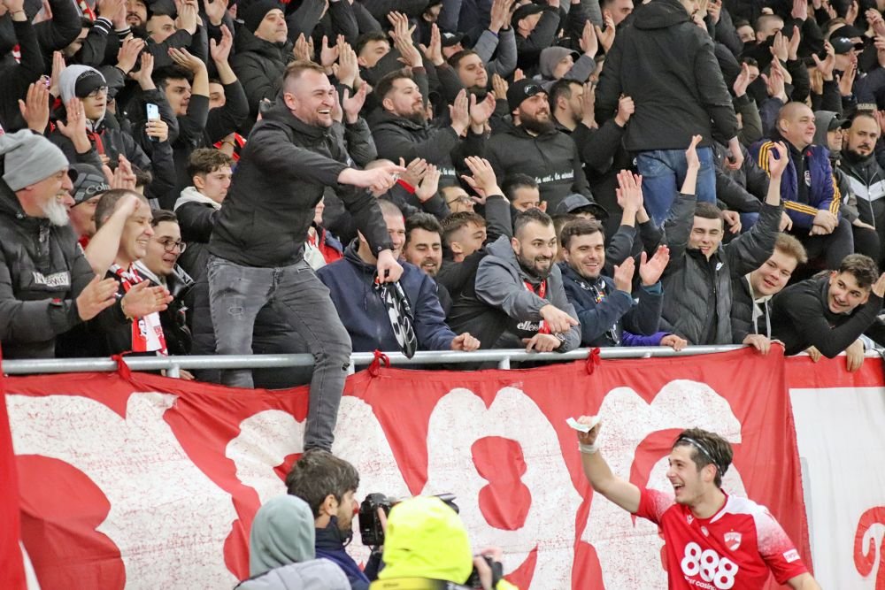 Un dinamovist, premiat cu 100 de euro de un suporter din peluză, după ce a marcat pentru Dinamo!_3