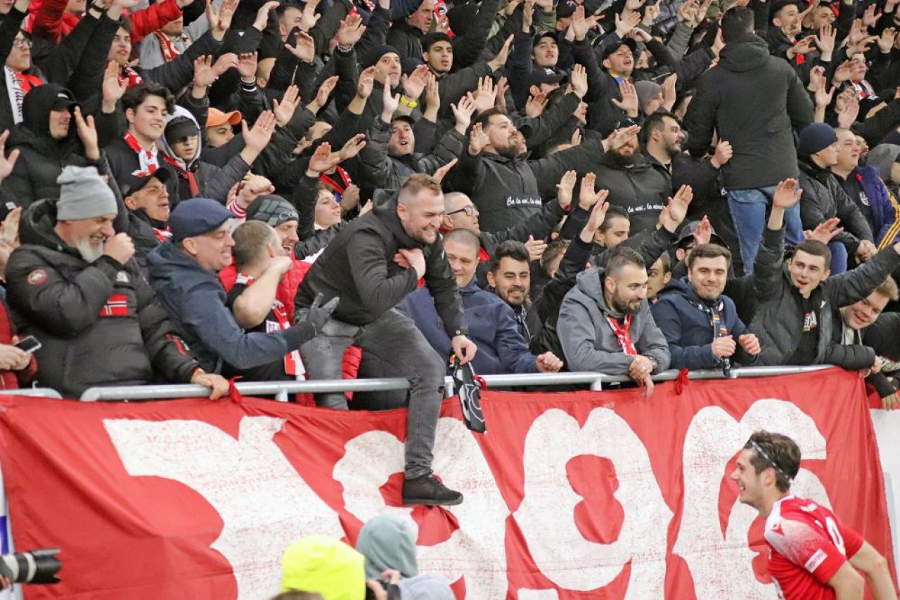 Un dinamovist, premiat cu 100 de euro de un suporter din peluză, după ce a marcat pentru Dinamo!_6