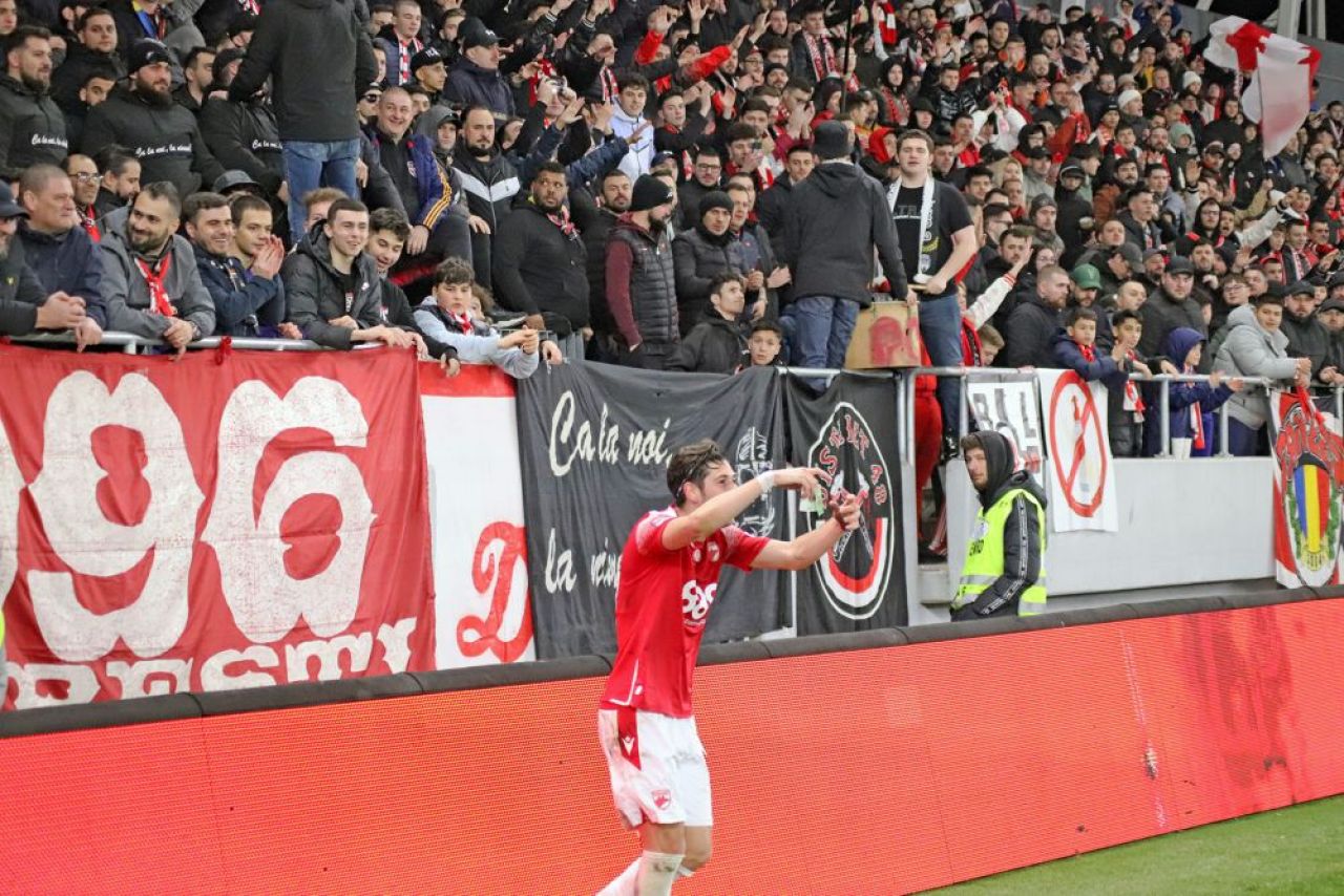 Un dinamovist, premiat cu 100 de euro de un suporter din peluză, după ce a marcat pentru Dinamo!_7