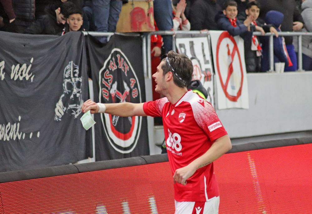Un dinamovist, premiat cu 100 de euro de un suporter din peluză, după ce a marcat pentru Dinamo!_10