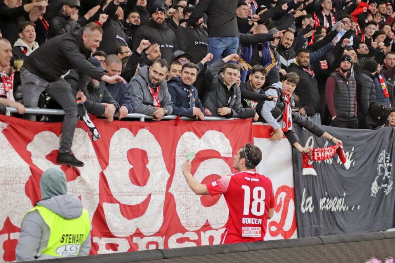 Un dinamovist, premiat cu 100 de euro de un suporter din peluză, după ce a marcat pentru Dinamo!_11