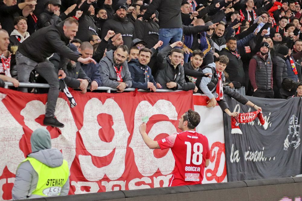 Un dinamovist, premiat cu 100 de euro de un suporter din peluză, după ce a marcat pentru Dinamo!_11