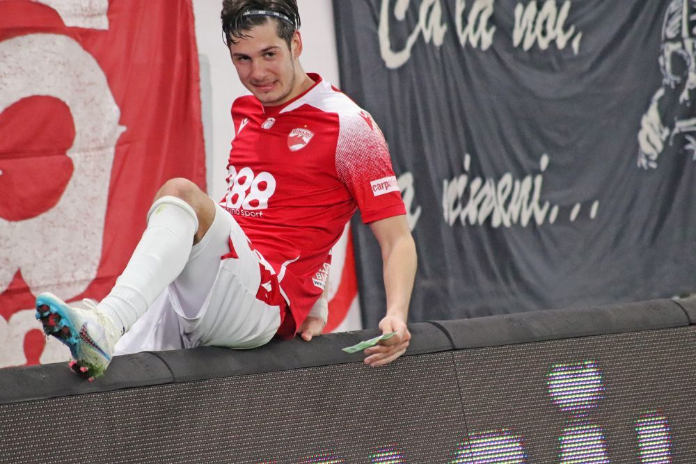 Un dinamovist, premiat cu 100 de euro de un suporter din peluză, după ce a marcat pentru Dinamo!_12