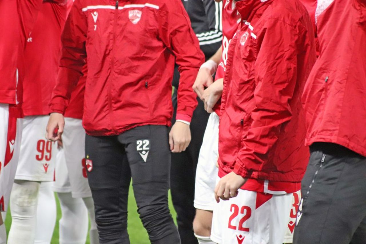 Un dinamovist, premiat cu 100 de euro de un suporter din peluză, după ce a marcat pentru Dinamo!_14