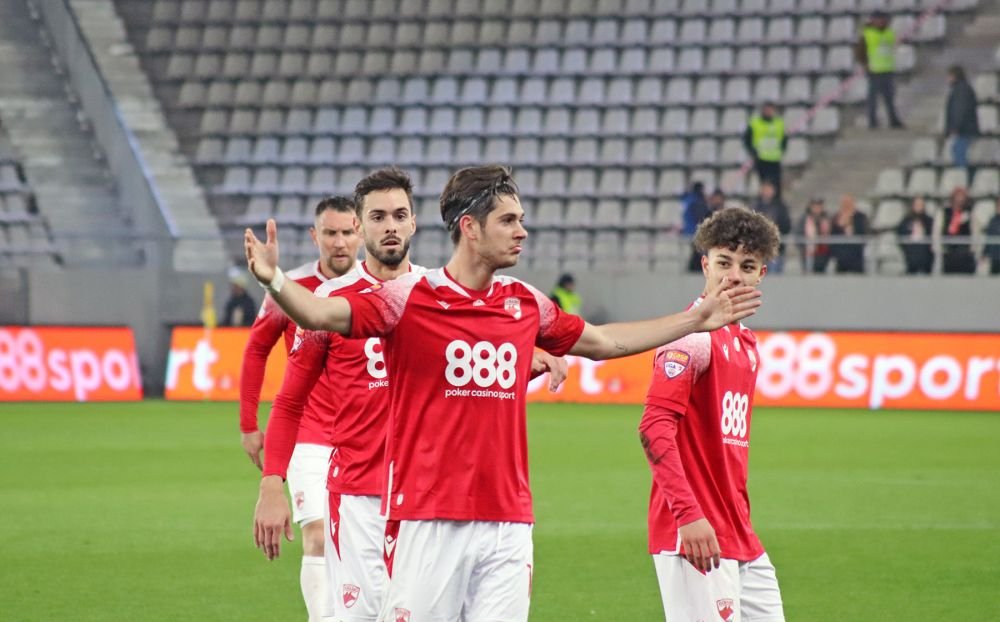 Un dinamovist, premiat cu 100 de euro de un suporter din peluză, după ce a marcat pentru Dinamo!_17
