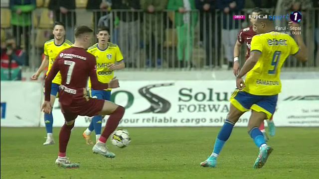 Emoții pentru Dan Petrescu! Jucătorul momentului de la CFR, accidentat de gazonul de pe stadionul din Ploiești_4