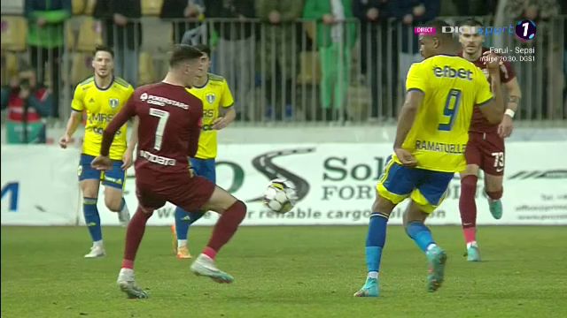 Emoții pentru Dan Petrescu! Jucătorul momentului de la CFR, accidentat de gazonul de pe stadionul din Ploiești_5