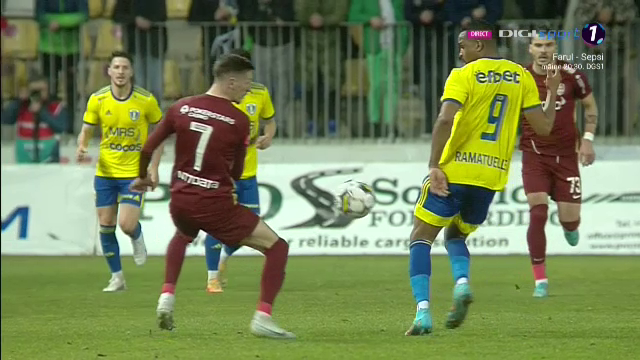 Emoții pentru Dan Petrescu! Jucătorul momentului de la CFR, accidentat de gazonul de pe stadionul din Ploiești_6