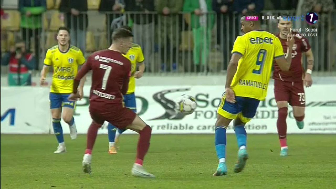 Emoții pentru Dan Petrescu! Jucătorul momentului de la CFR, accidentat de gazonul de pe stadionul din Ploiești_6