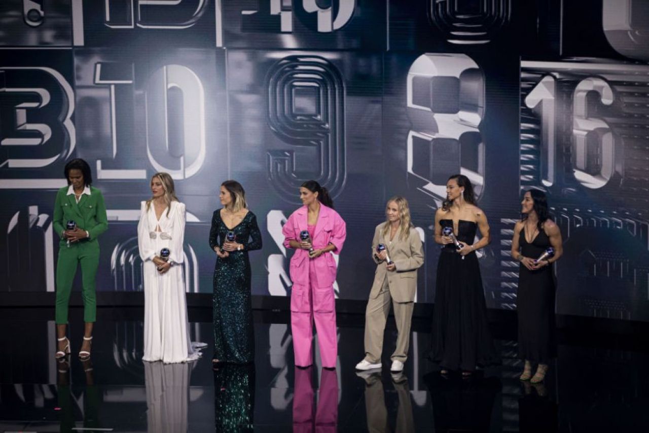 Ele au fost 'The Best' pe covorul roșu! Cele mai spectaculoase apariții de la gala din Paris: de la Antonela Roccuzzo până la Adriana Lima _29