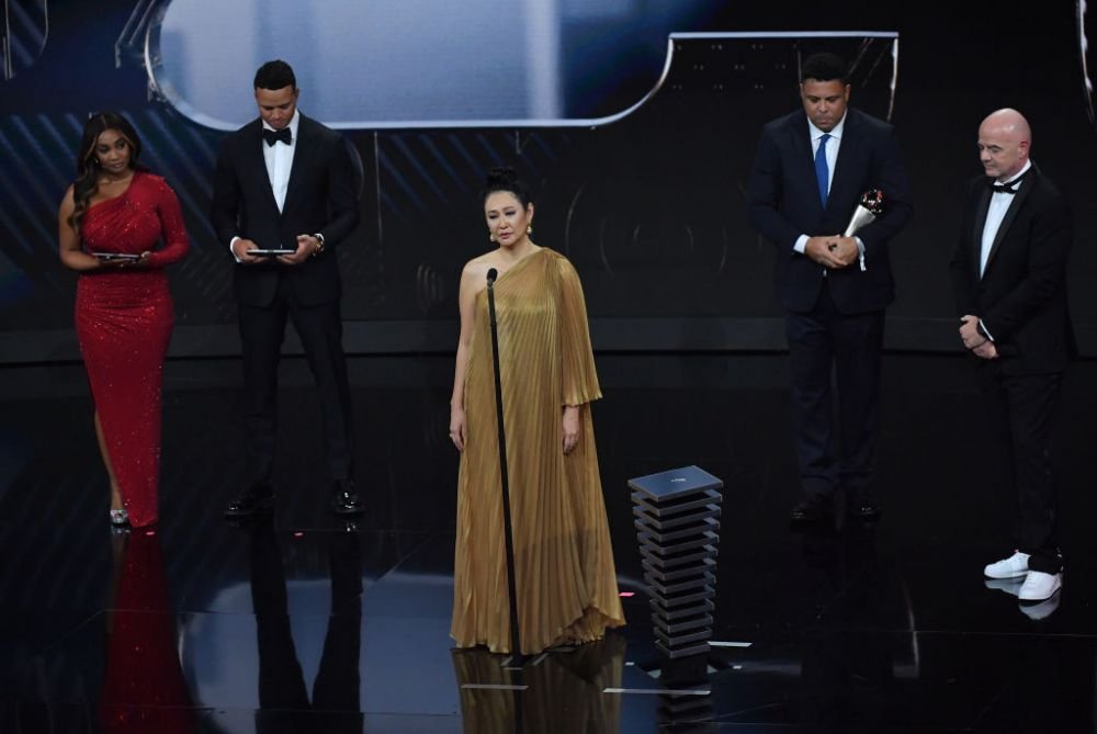 Ele au fost 'The Best' pe covorul roșu! Cele mai spectaculoase apariții de la gala din Paris: de la Antonela Roccuzzo până la Adriana Lima _31