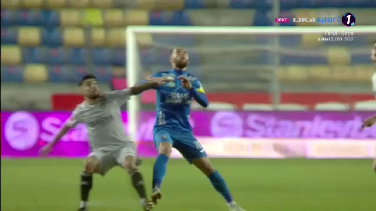 Fotbal sau UFC?! Lovitura încasată de un fotbalist în Chindia Târgoviște - FCU Craiova_1