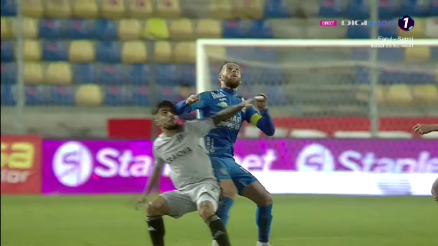 Fotbal sau UFC?! Lovitura încasată de un fotbalist în Chindia Târgoviște - FCU Craiova_2