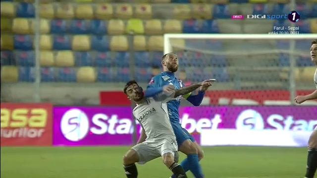 Fotbal sau UFC?! Lovitura încasată de un fotbalist în Chindia Târgoviște - FCU Craiova_3
