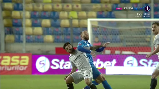 Fotbal sau UFC?! Lovitura încasată de un fotbalist în Chindia Târgoviște - FCU Craiova_4