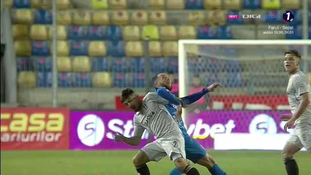 Fotbal sau UFC?! Lovitura încasată de un fotbalist în Chindia Târgoviște - FCU Craiova_5