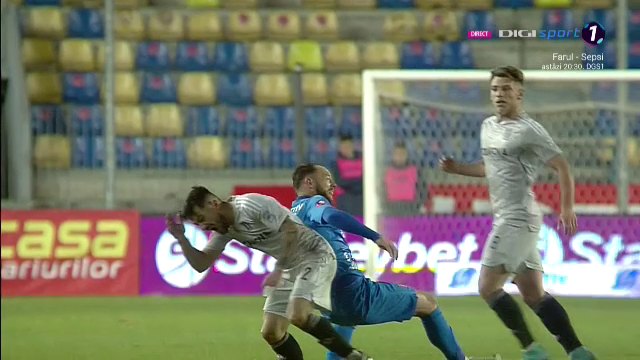 Fotbal sau UFC?! Lovitura încasată de un fotbalist în Chindia Târgoviște - FCU Craiova_7